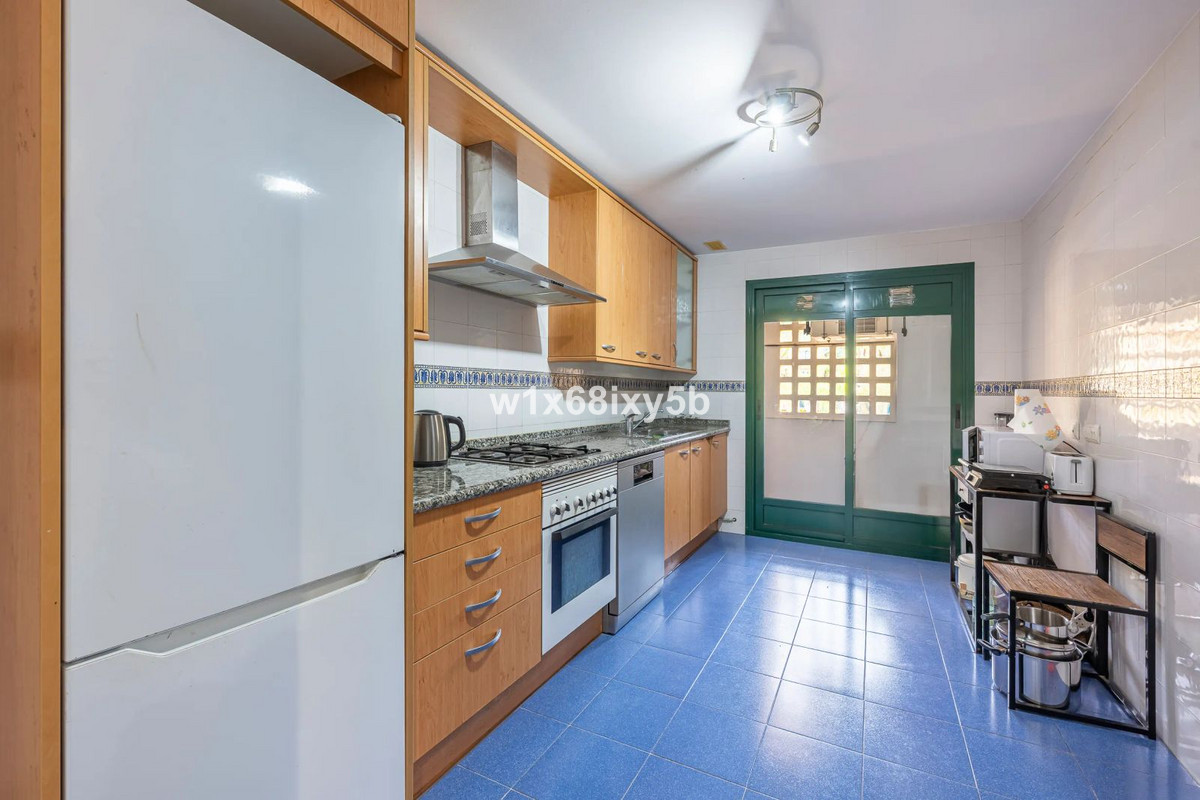 2 Bedroom Apartment in San Pedro de Alcántara - Photo 5