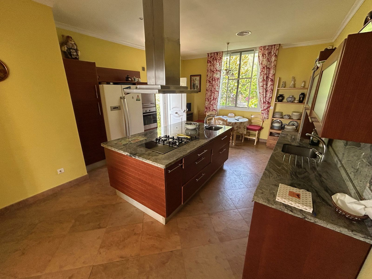 7 Bedroom Villa in Estepona - Photo 16