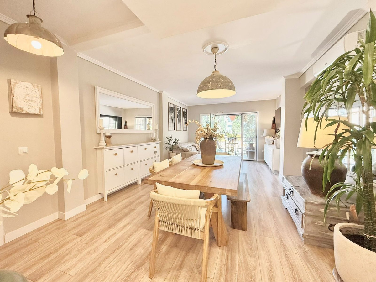 2 Bedroom Apartment in Fuengirola - Photo 2