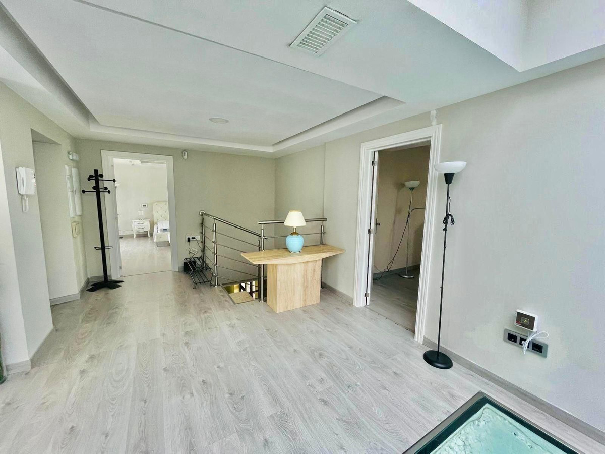 4 Bedroom Villa in Alhaurín de la Torre - Photo 10
