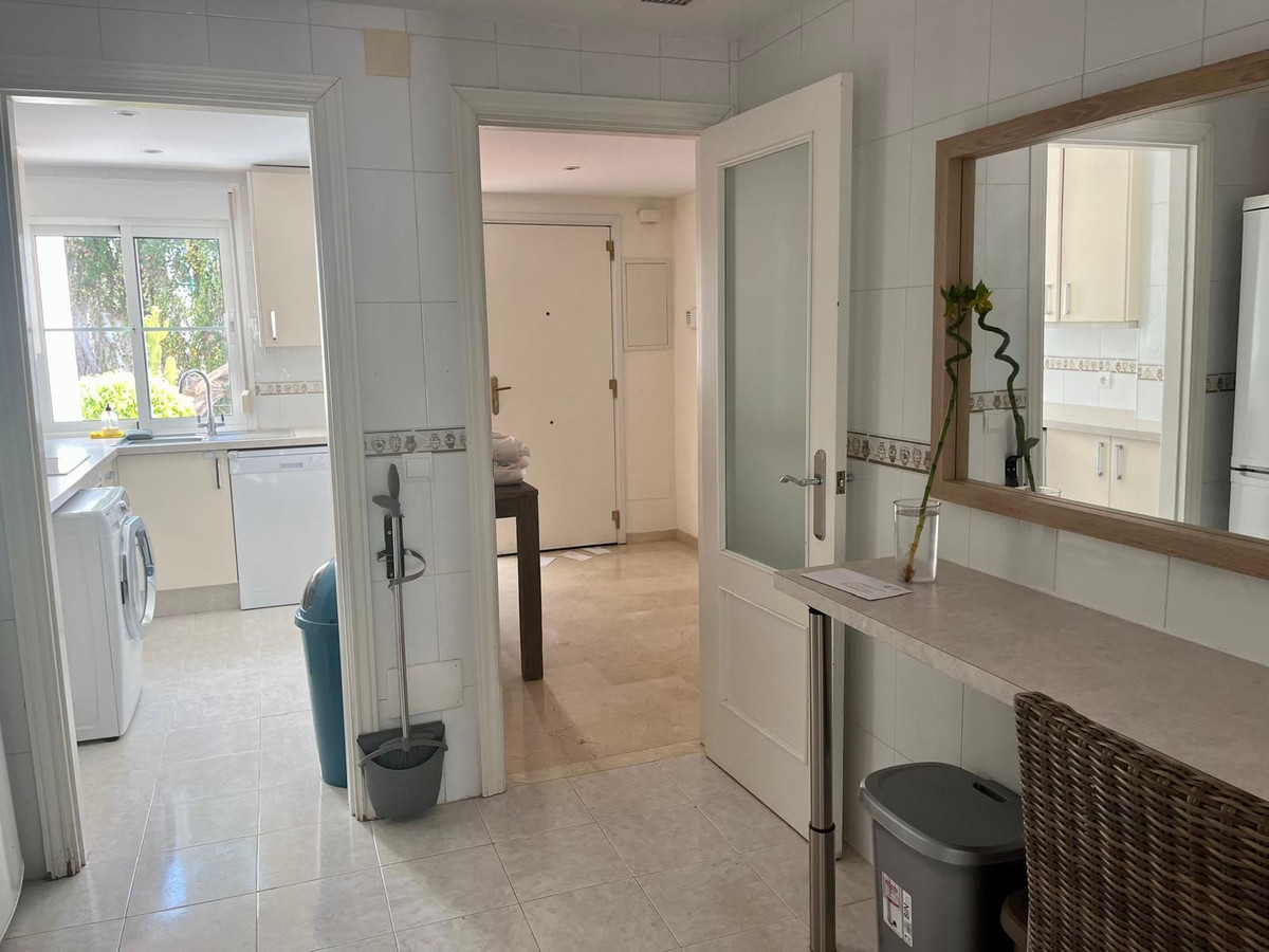5 Bedroom Townhouse in Estepona - Photo 6