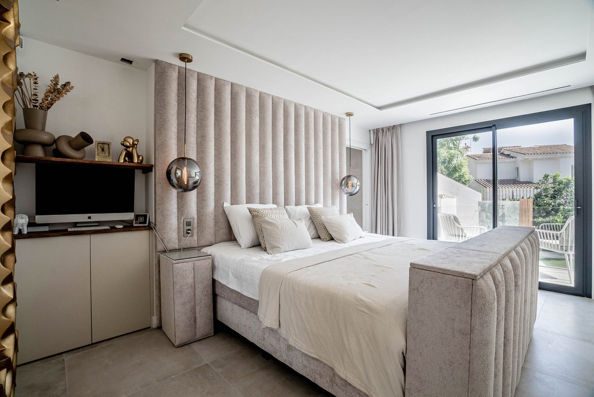 6 Bedroom Villa in Marbella - Photo 18