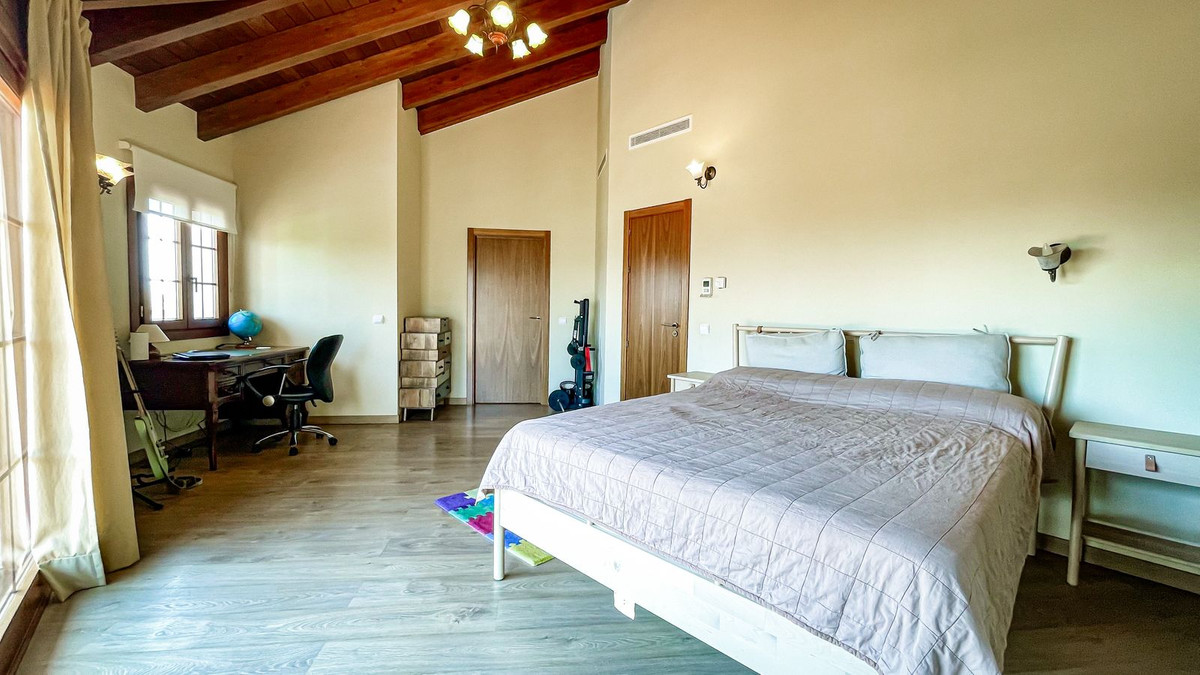 6 Bedroom Villa in Marbella - Photo 23