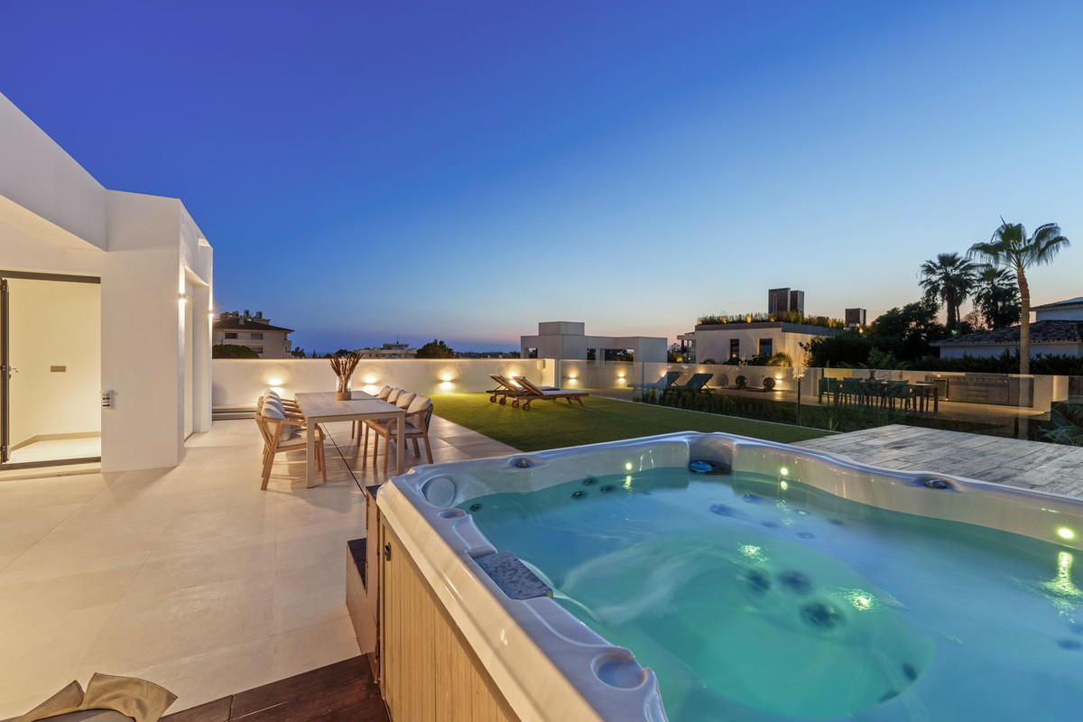 5 Bedroom Villa in Marbella - Photo 39