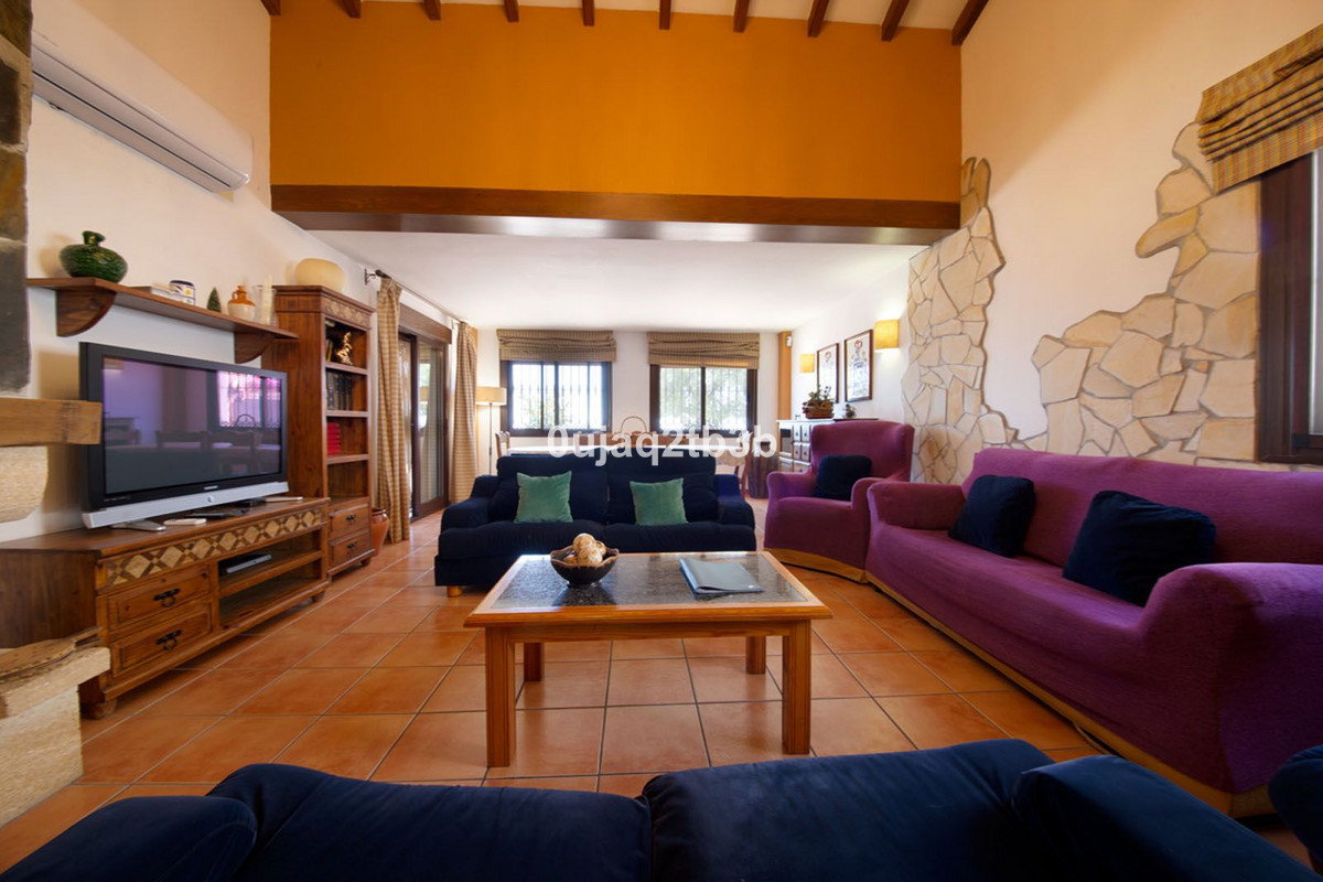 6 Bedroom Villa in Estepona - Photo 25