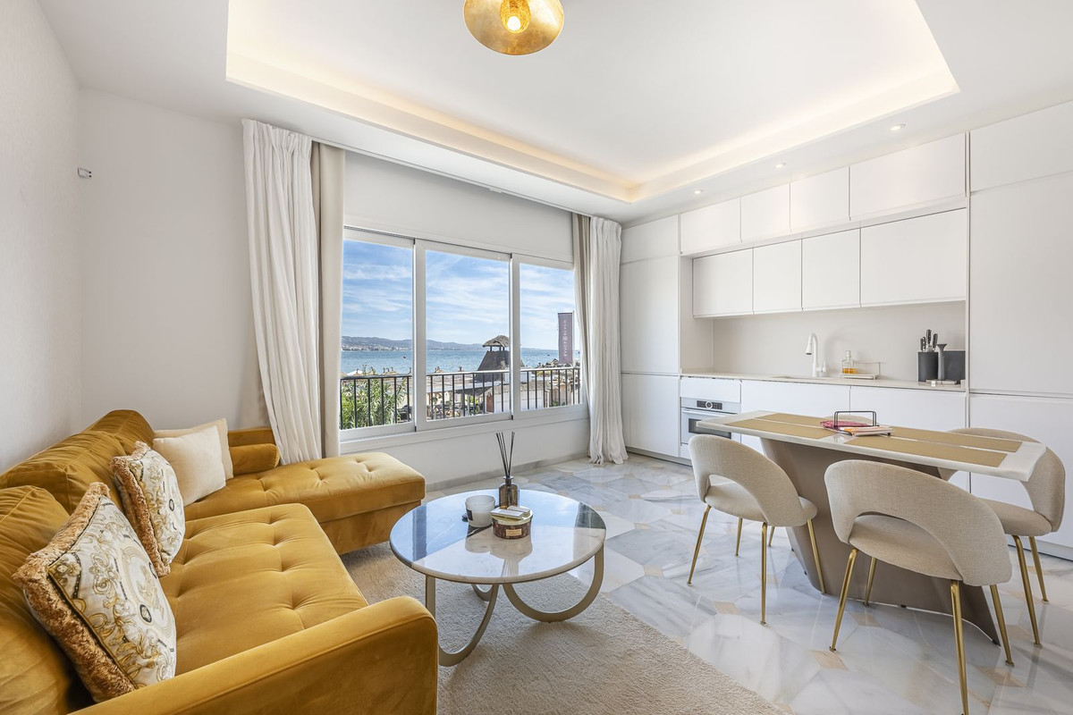 2 Bedroom Apartment in Marbella - Photo 2