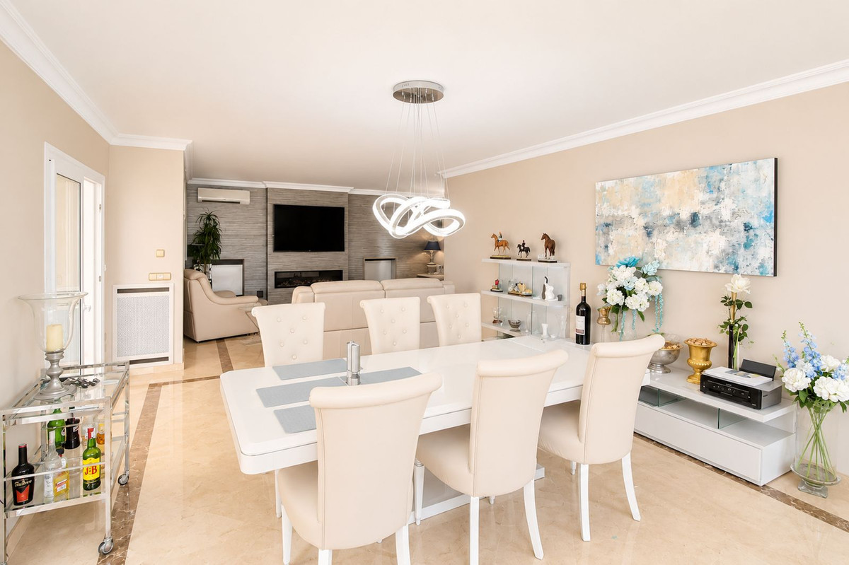 4 Bedroom Villa in Marbella - Photo 10