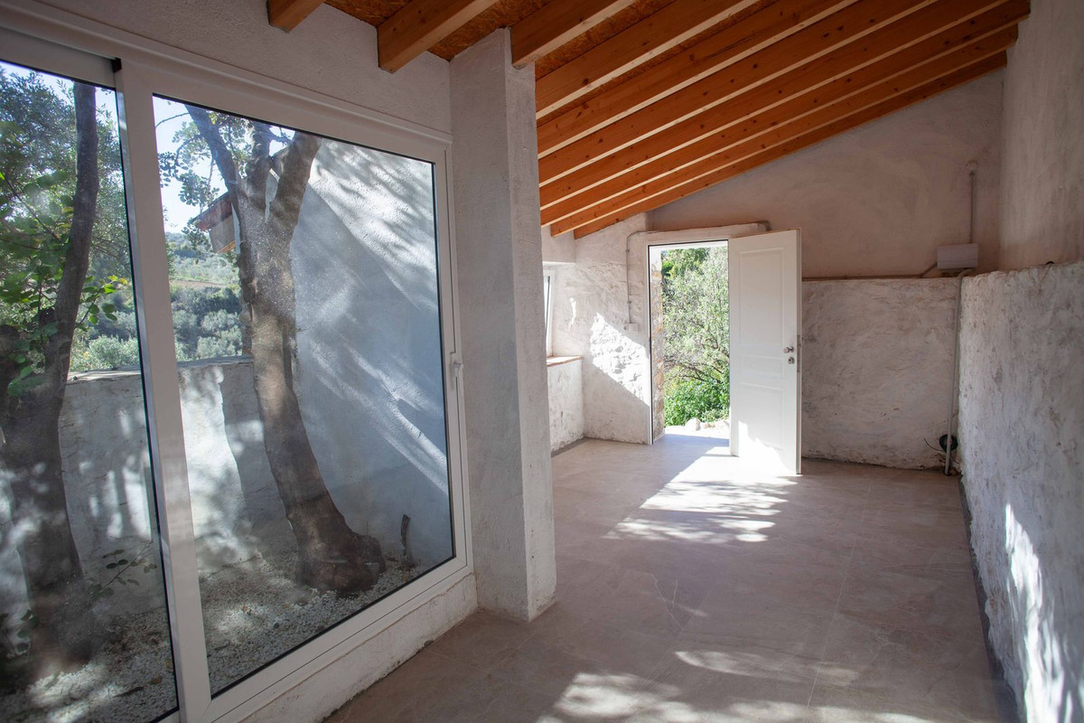 Chalet de 4 dormitorios con piscina en Málaga – Foto 7