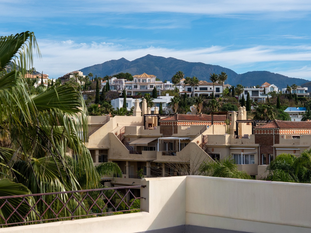 1 Bedroom Penthouse in Estepona - Photo 27