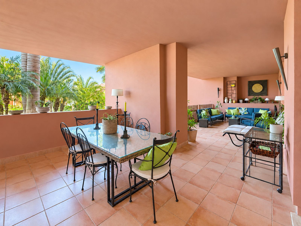 4 Bedroom Apartment in Estepona - Photo 2
