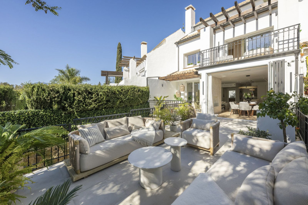 5 Bedroom Townhouse in Marbella - Photo 2