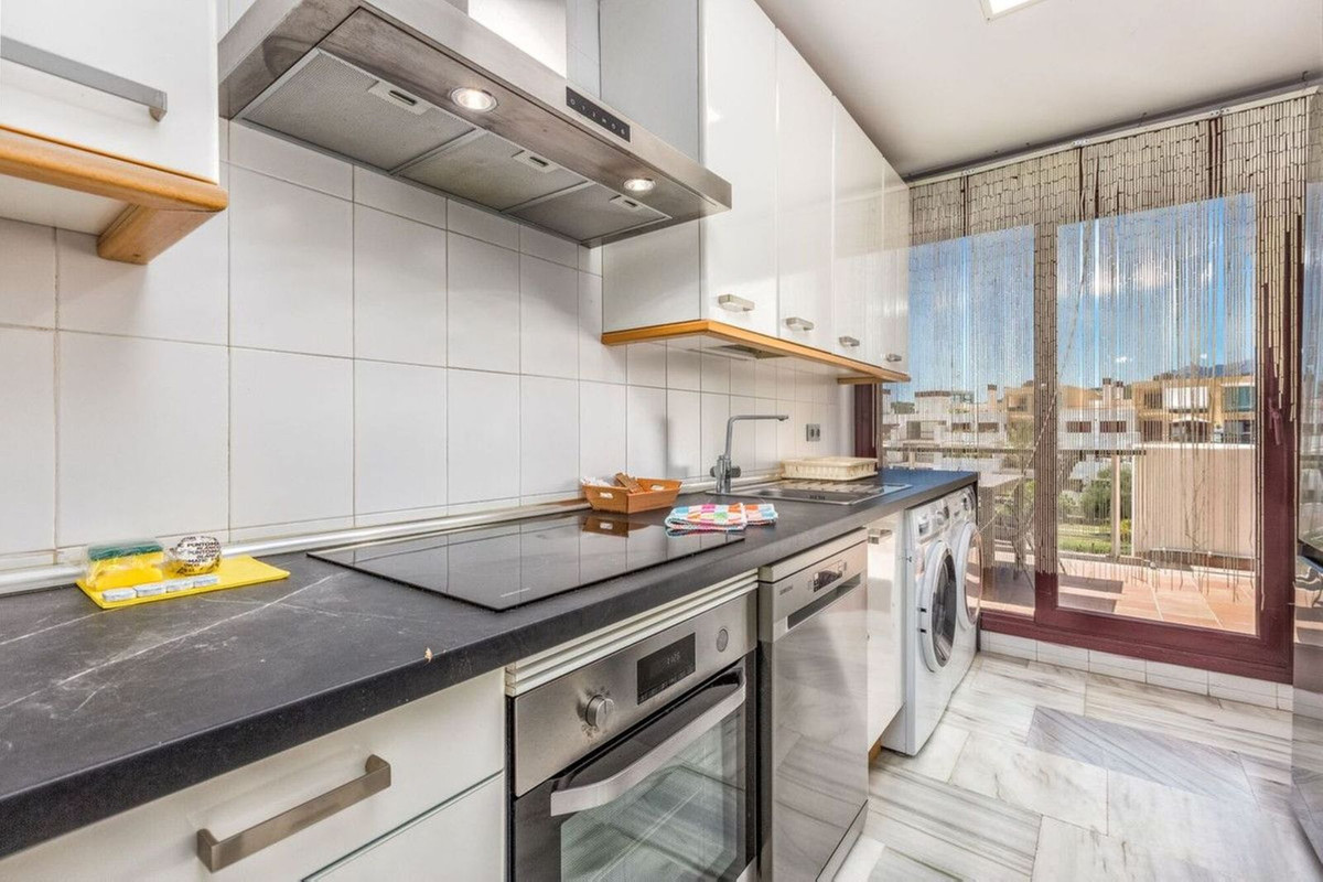 3 Bedroom Penthouse in Estepona - Photo 8