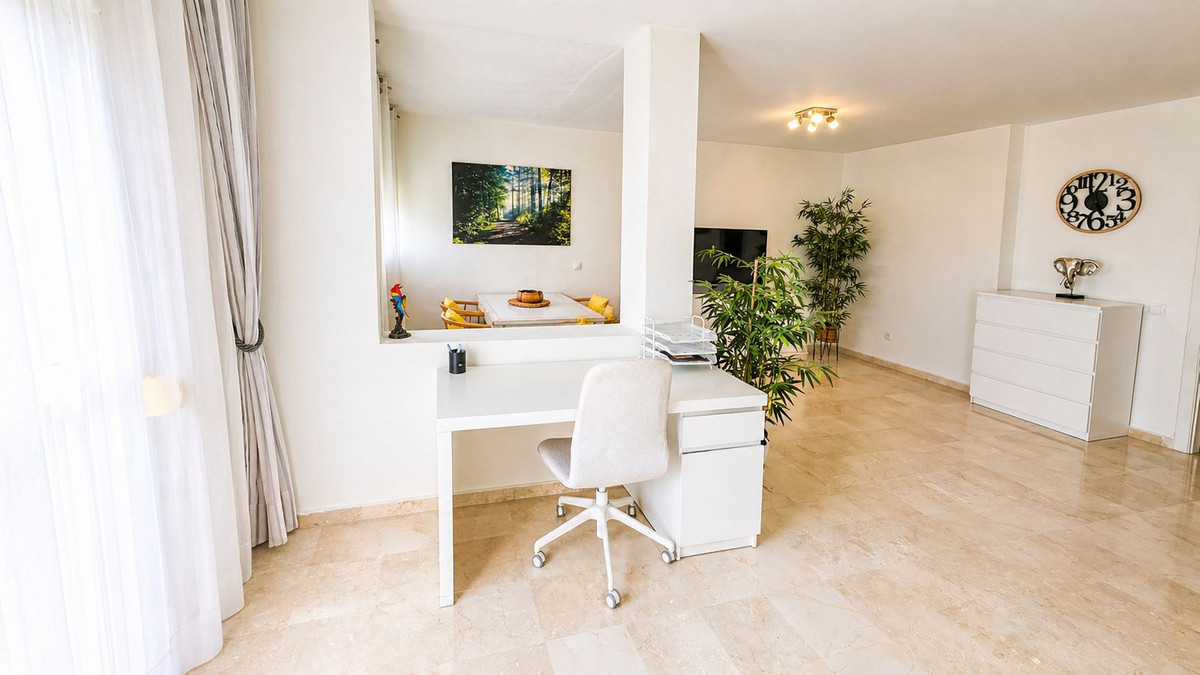 2 Bedroom Apartment in Estepona - Photo 12