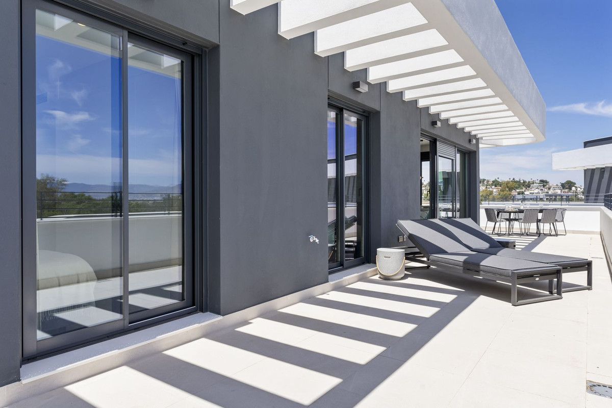 2 Bedroom Penthouse in Torremolinos - Photo 12