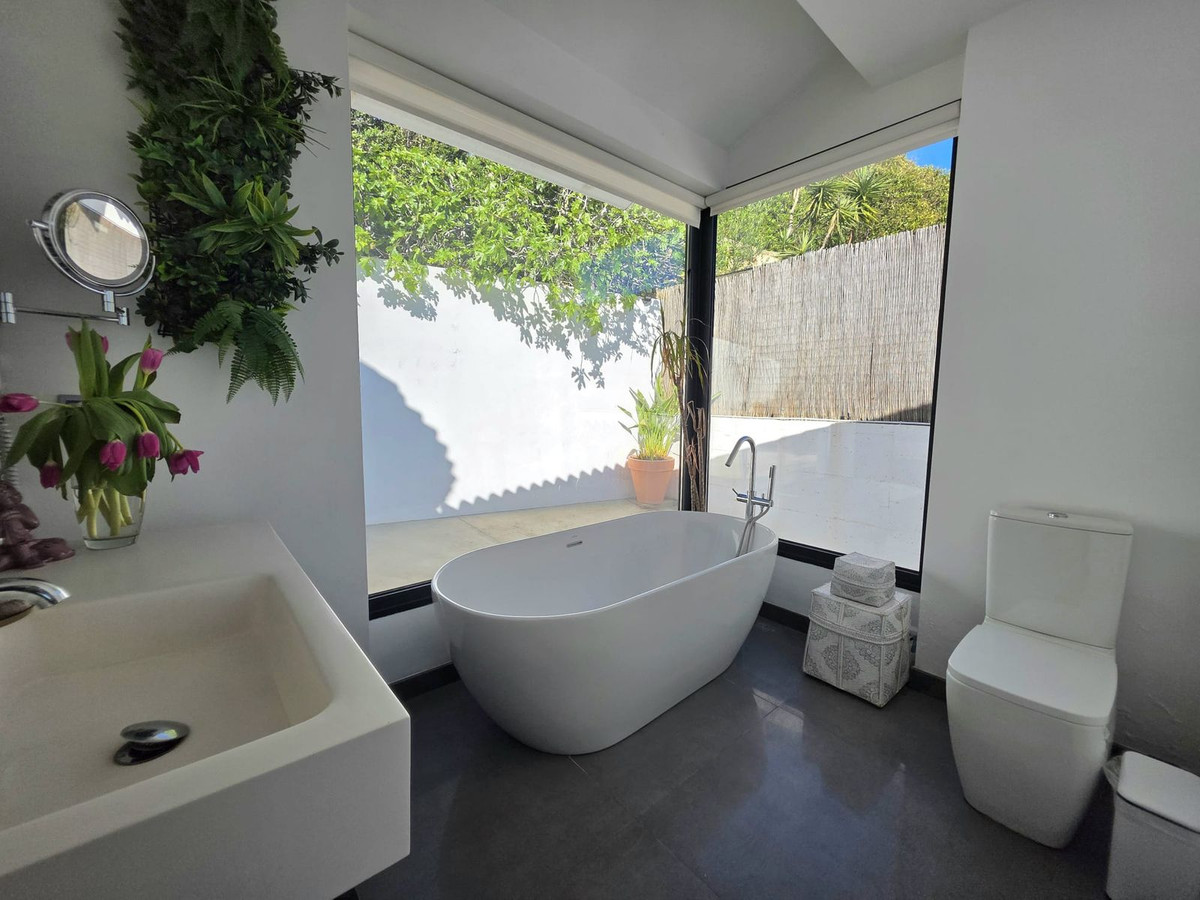 4 Bedroom Villa in Estepona - Photo 20