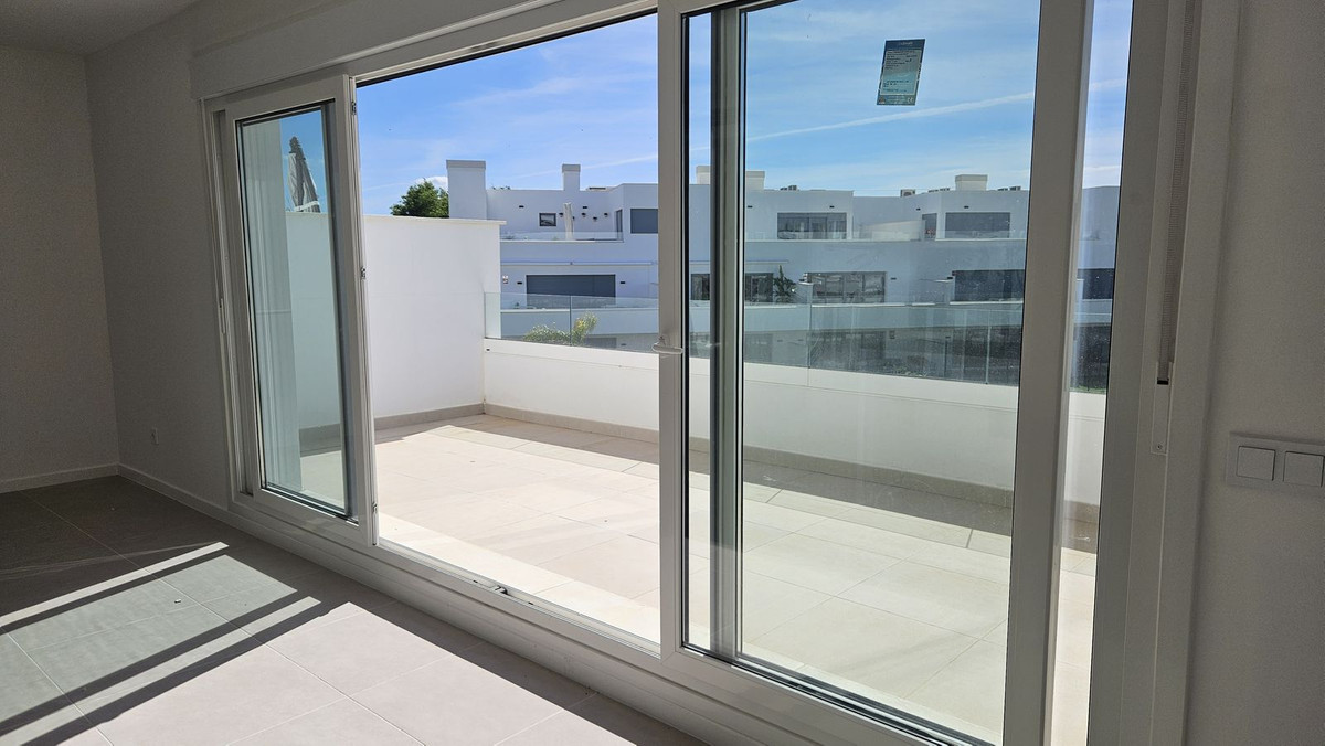 2 Bedroom Apartment in Estepona - Photo 11