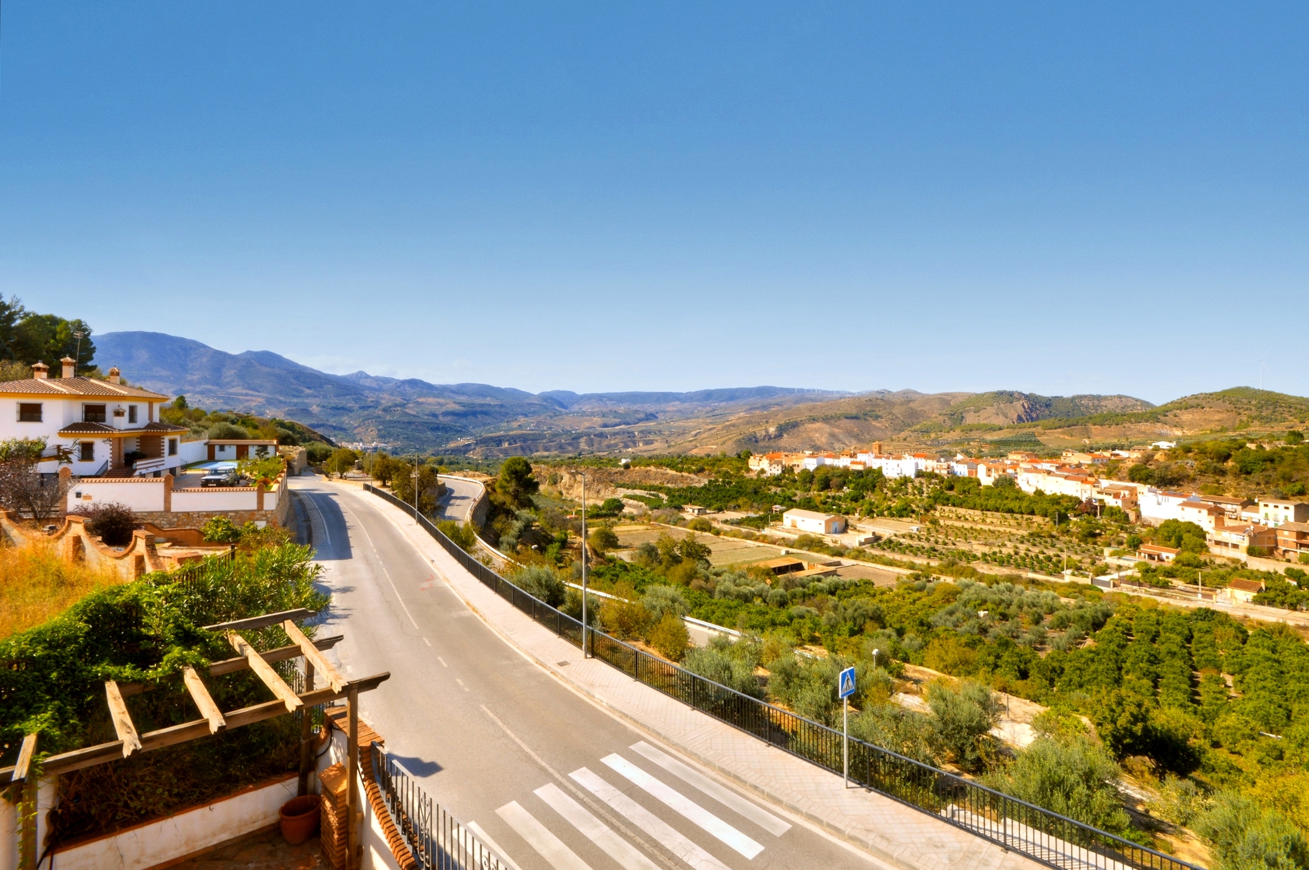 Chalet de 4 dormitorios con piscina en Granada – Foto 16