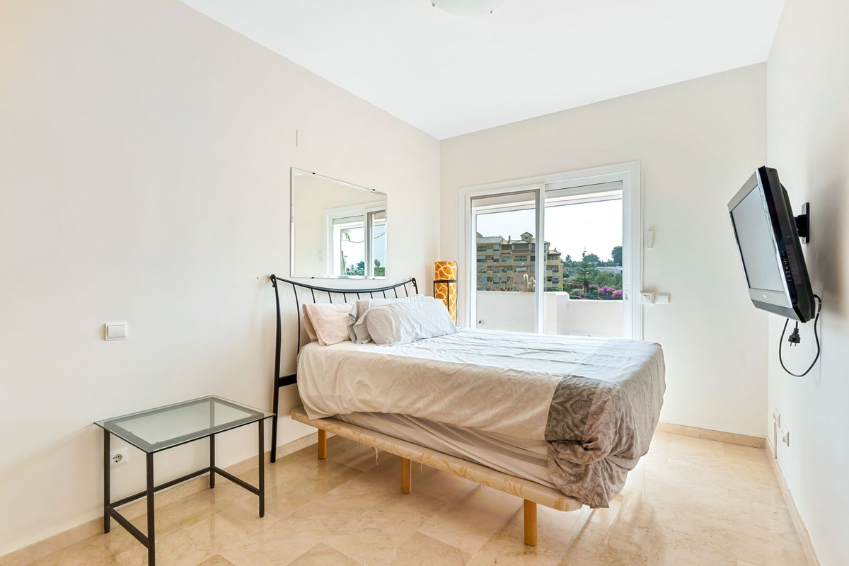 3 Bedroom Penthouse in Estepona - Photo 7