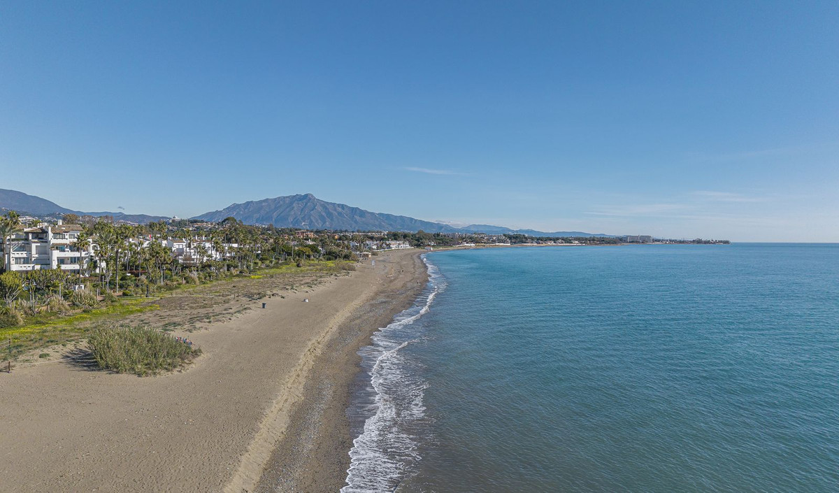 2 Bedroom Apartment in Estepona - Photo 31