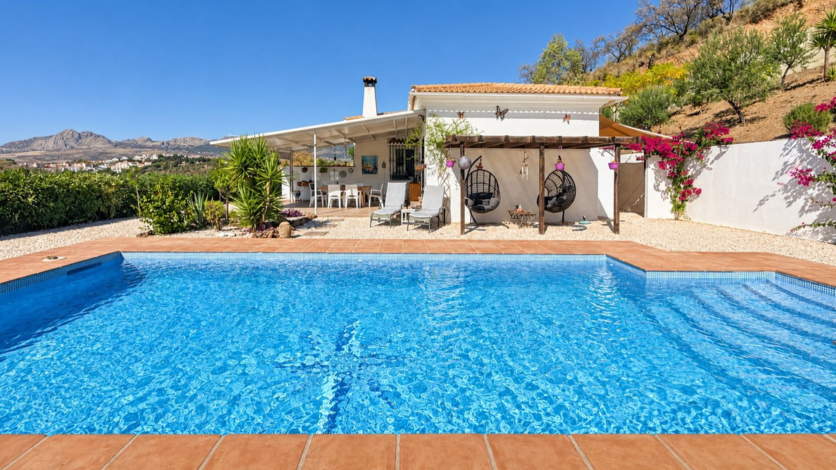 3 Bedroom Villa in Colmenar - Photo 2