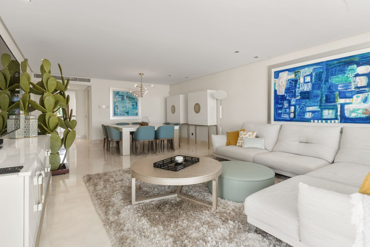 3 Bedroom Apartment in Estepona - Photo 4