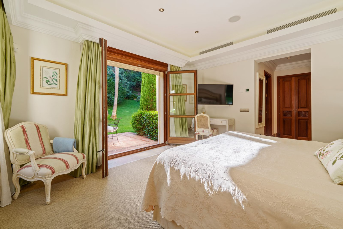 6 Bedroom Villa in Marbella - Photo 39