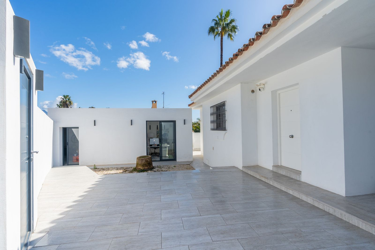 5 Bedroom Villa in Estepona - Photo 6