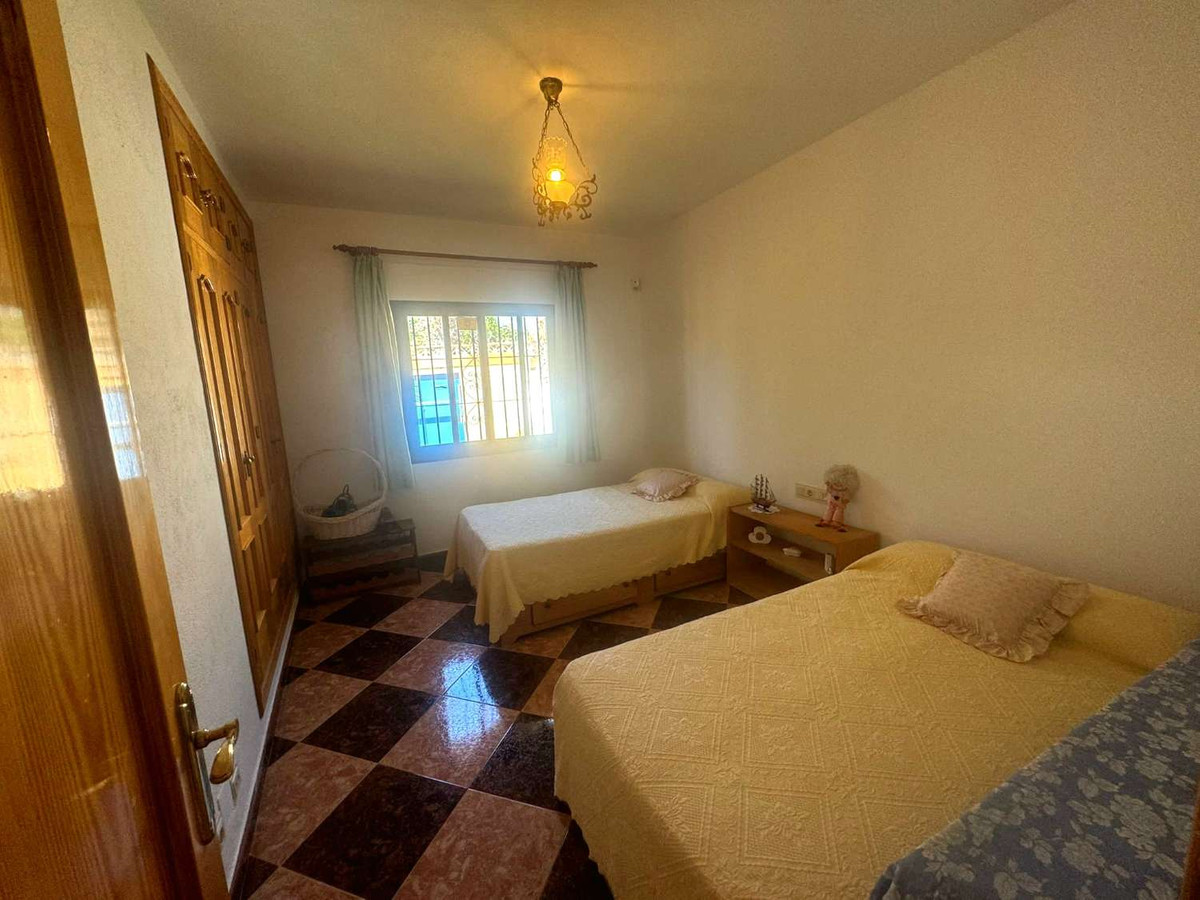 4 Bedroom Villa in Marbella - Photo 18