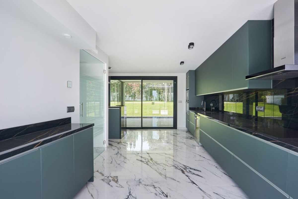 5 Bedroom Villa in Marbella - Photo 9