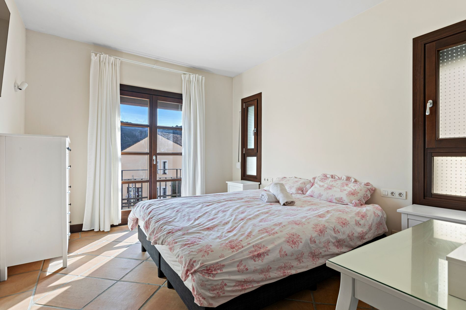 4 Bedroom Townhouse in Benahavís - Photo 11