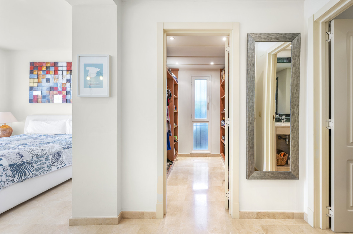 3 Bedroom Apartment in Benahavís - Photo 17
