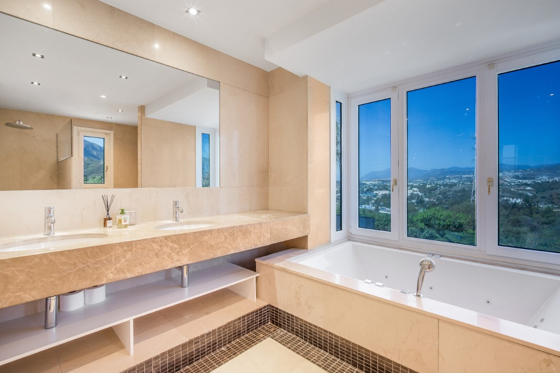 5 Bedroom Villa in Marbella - Photo 12