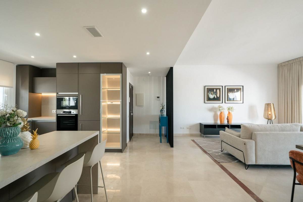 2 Bedroom Penthouse in Benahavís - Photo 5