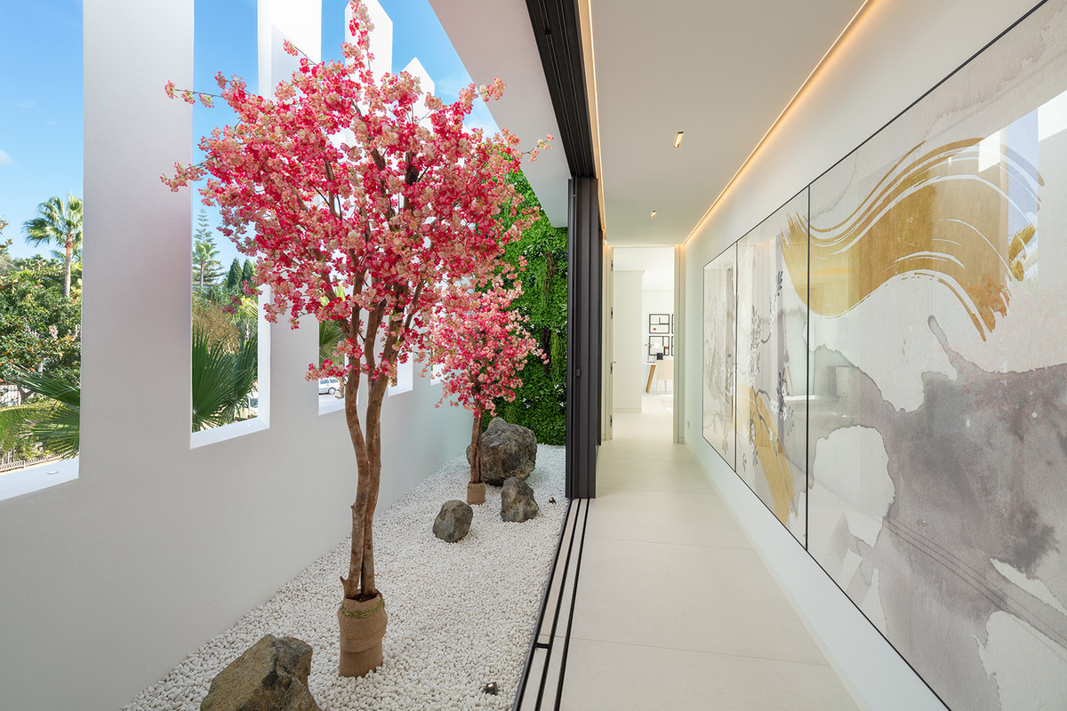 5 Bedroom Villa in Marbella - Photo 23