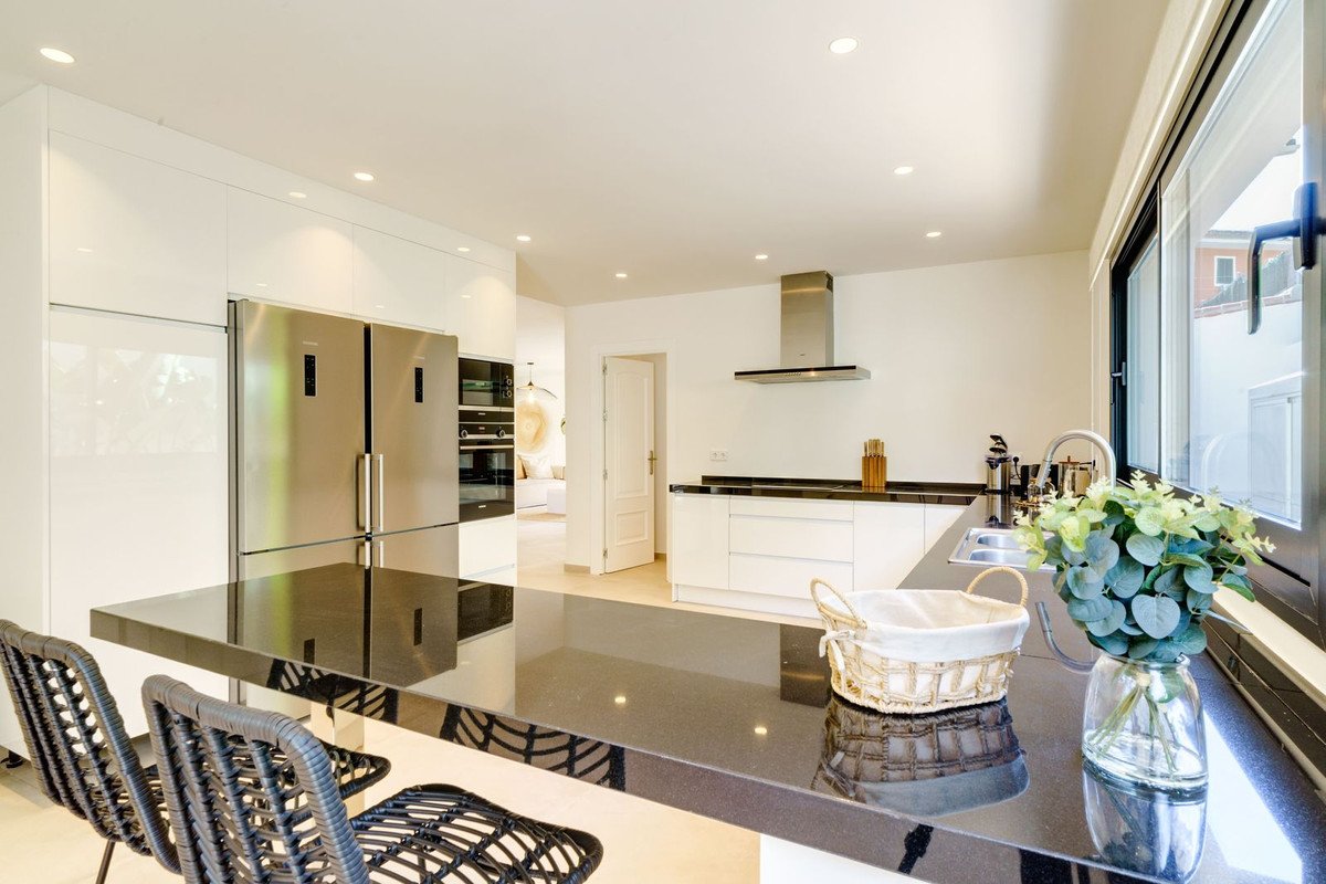 6 Bedroom Villa in Marbella - Photo 29