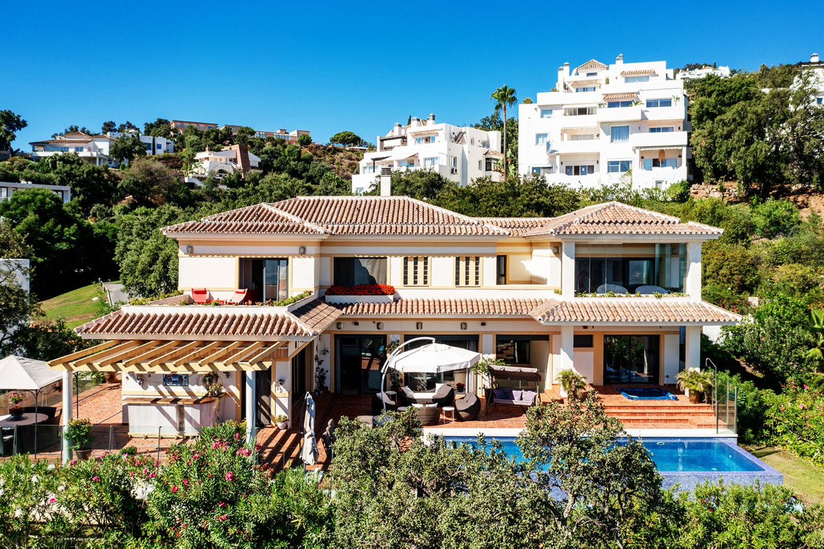6 Bedroom Villa in Marbella - Photo 3