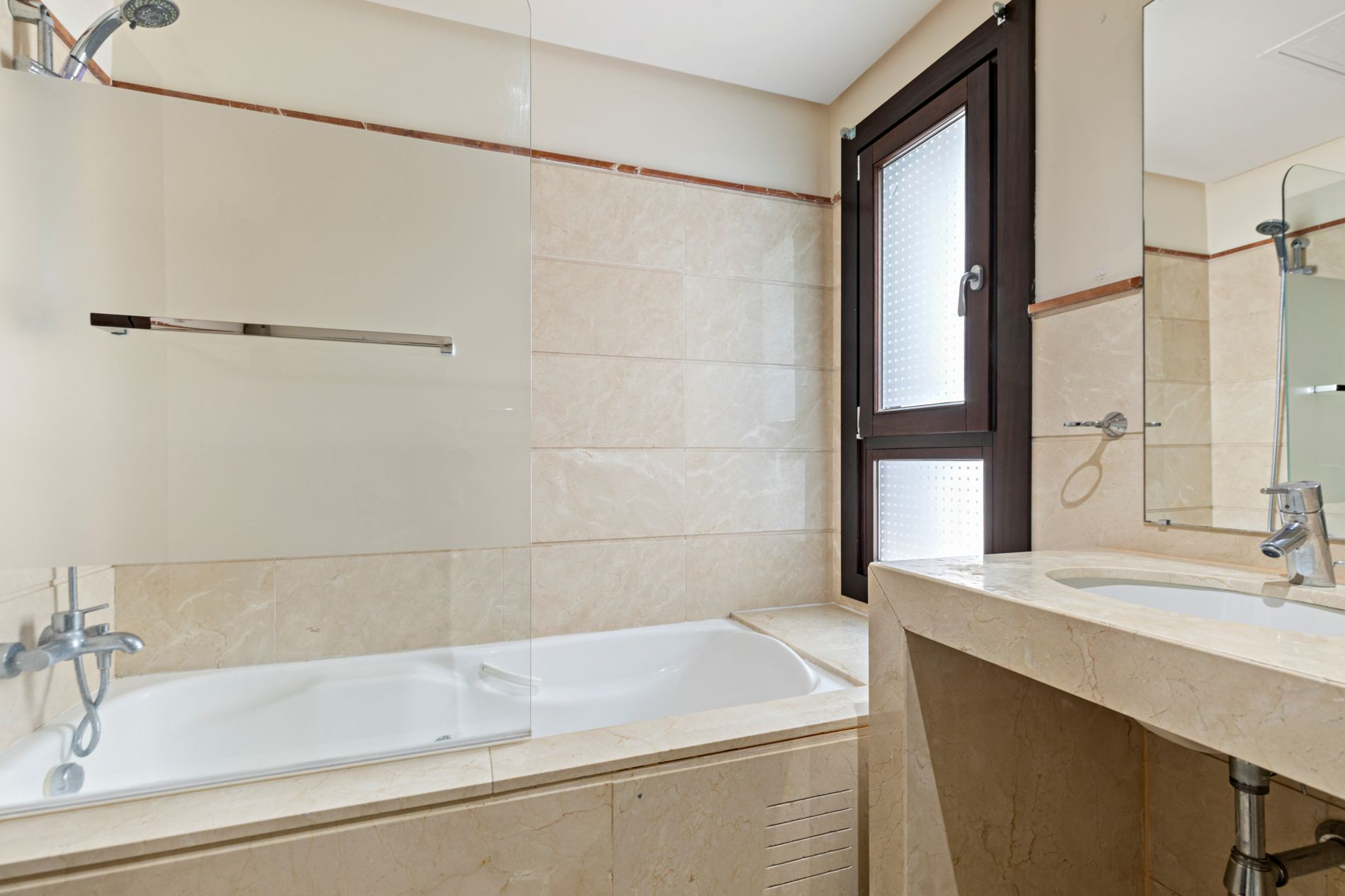 4 Bedroom Townhouse in Benahavís - Photo 20