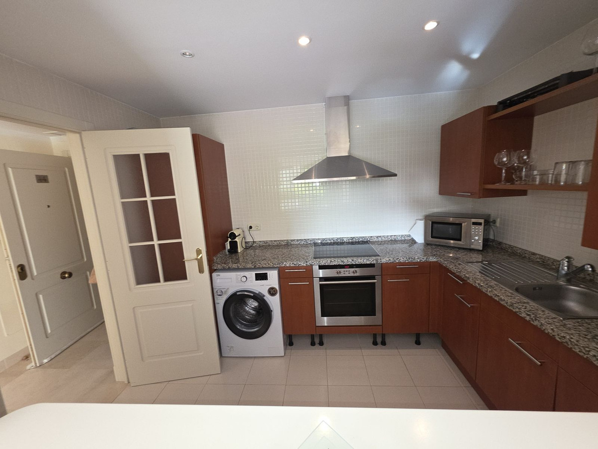 1 Bedroom Apartment in Marbella - Photo 6