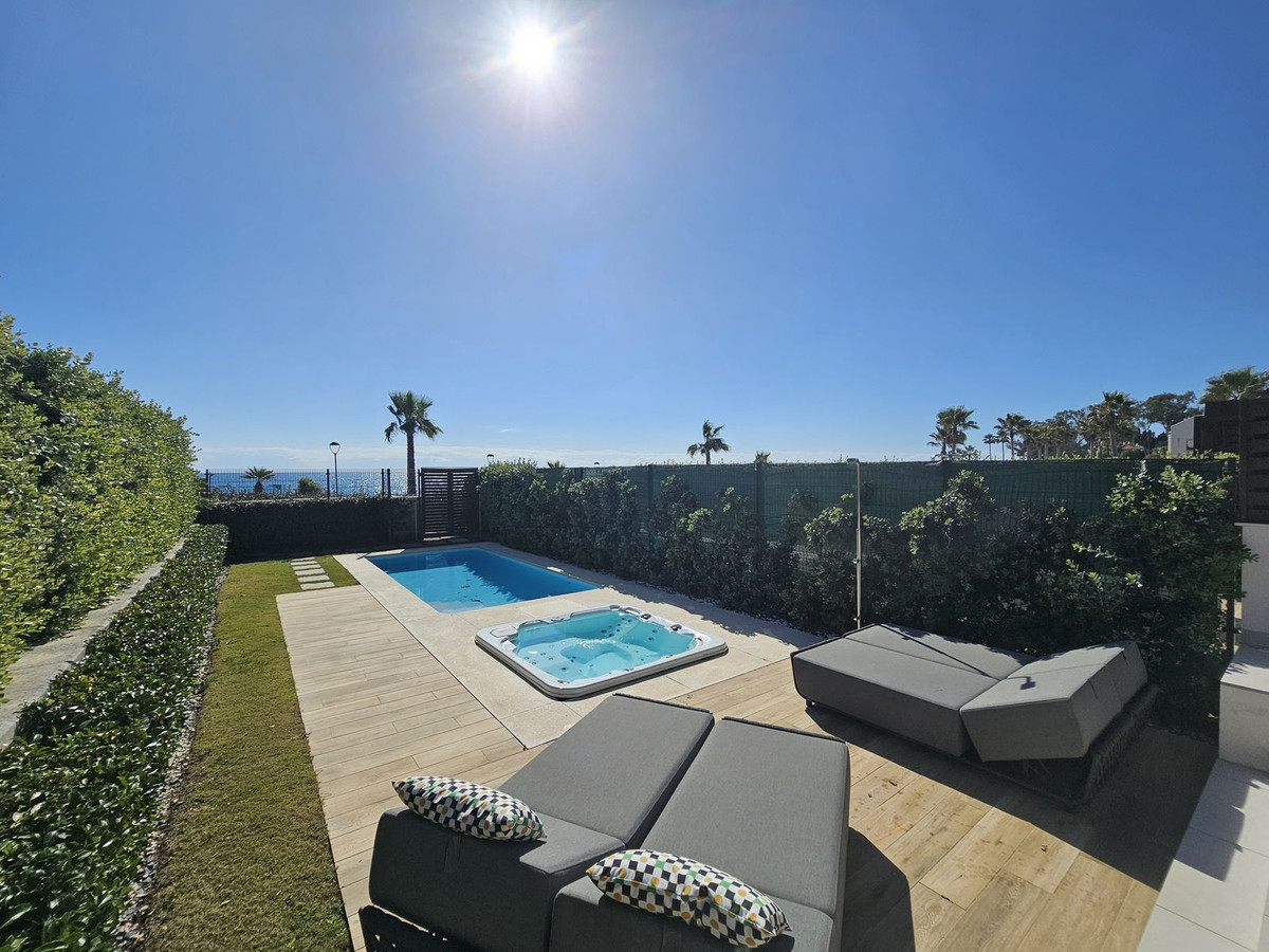 4 Bedroom Townhouse in Estepona - Photo 3