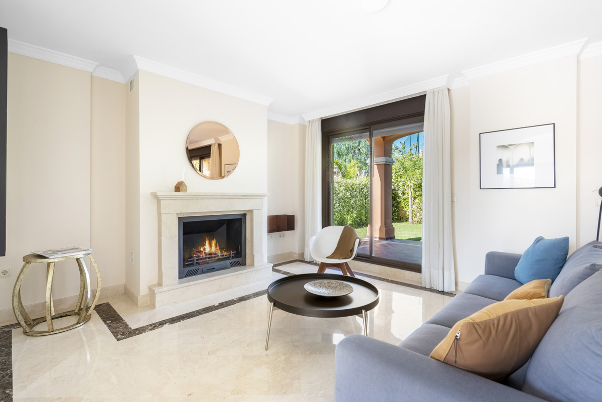 4 Bedroom Villa in Estepona - Photo 2