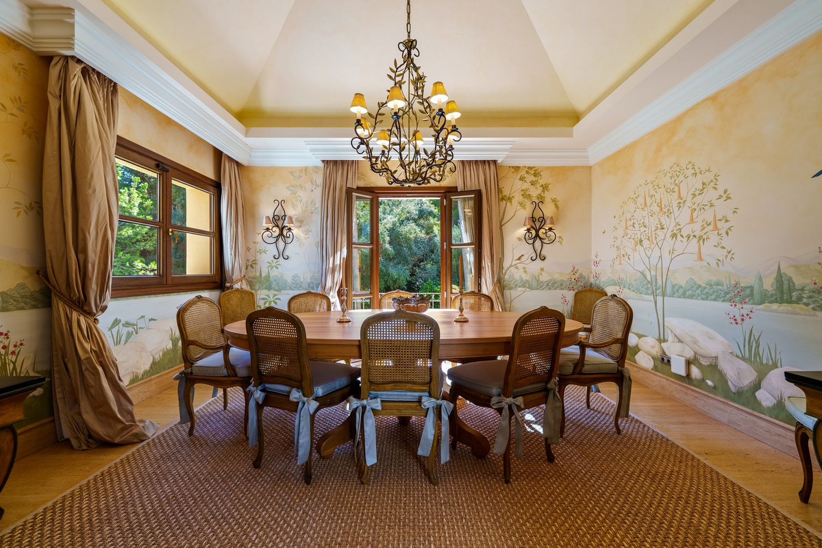 6 Bedroom Villa in Marbella - Photo 5