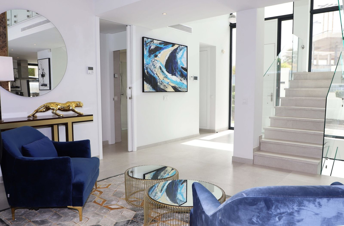5 Bedroom Villa in Estepona - Photo 6