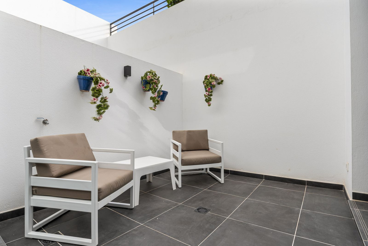 2 Bedroom Apartment in Mijas - Photo 18