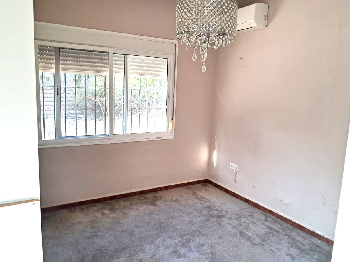 5 Bedroom Villa in Estepona - Photo 20
