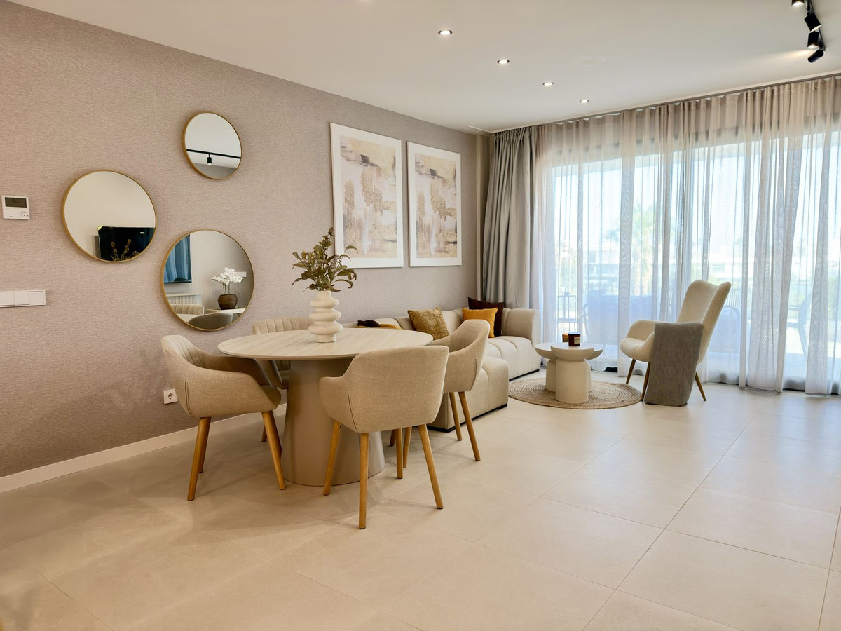 2 Bedroom Apartment in Estepona - Photo 8