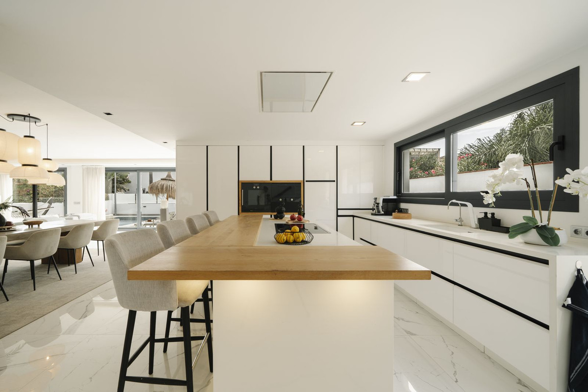 4 Bedroom Villa in Marbella - Photo 32