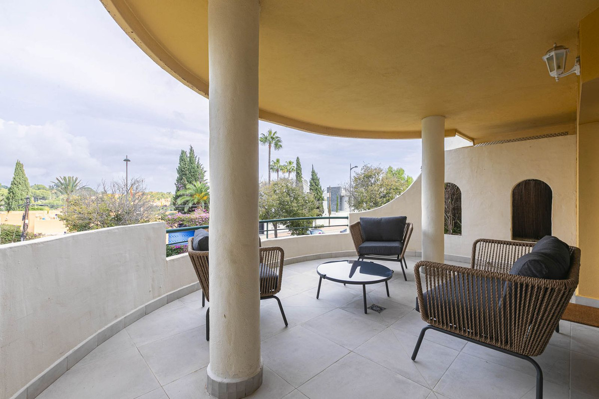 2 Bedroom Apartment in Marbella - Photo 25
