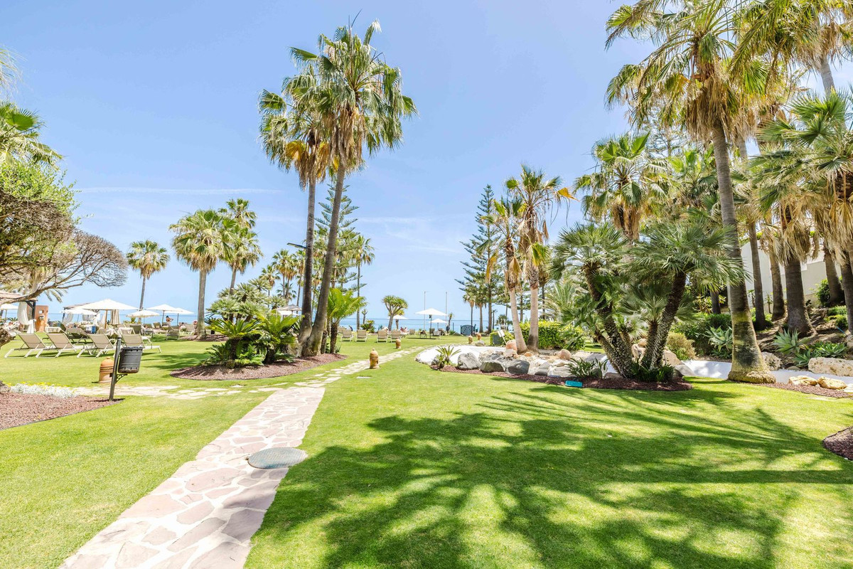 2 Bedroom Apartment in Estepona - Photo 19