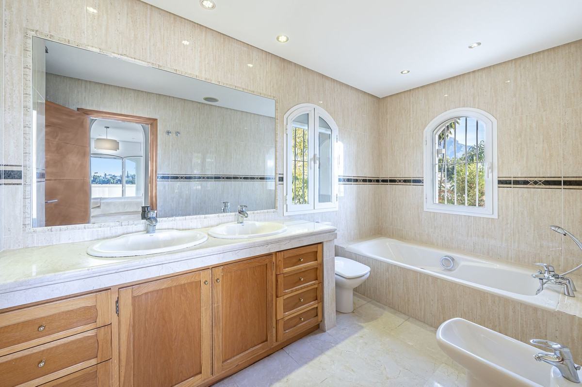 7 Bedroom Villa in Marbella - Photo 16