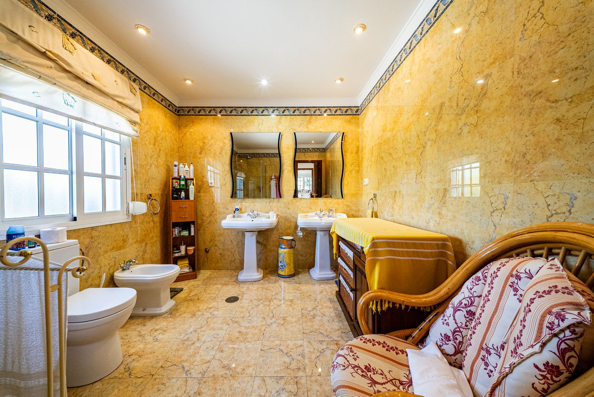 5 Bedroom Villa in Alhaurín de la Torre - Photo 48